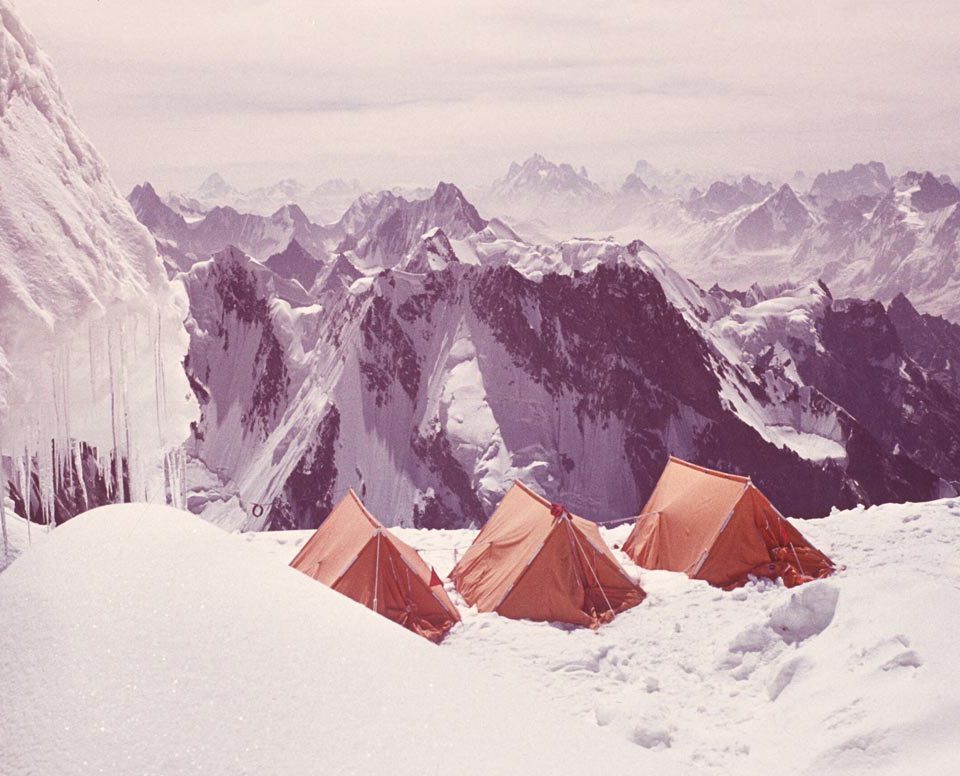 Obóz II na tle panoramy Karakorum (fot. Archiwum Fundacji Andrzeja Zawady)