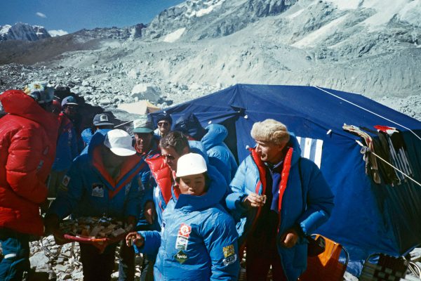 W bazie podczas wyprawy na Everest _88